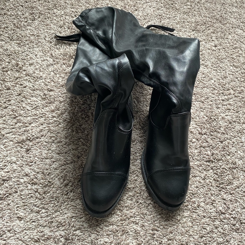 Knee-high boots with heel
